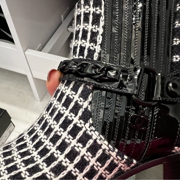 New auth Chanel ankle boots. Worn once! tweed!! Chanel chain. S/9, fits like 8.5 - Picture 8 of 8
